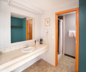 Coast River Inn Hotel Seaside - Guest Bathroom